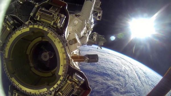 Камеры МКС снова зафиксировали светящиеся НЛО
