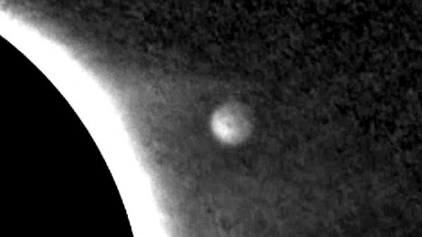 Огромный НЛО возле Солнца был зафиксирован спутником NASA