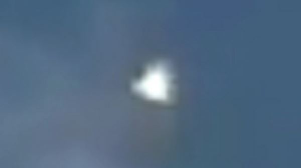 Уфолог показал видео, на котором флот НЛО сопровождает пассажирский самолет