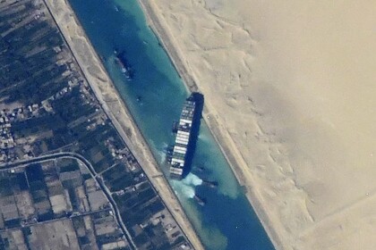 Застрявшее в Суэцком канале судно сфотографировали из космоса
